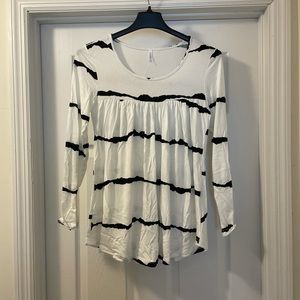 NEW W TAGS BLACK AND WHITE TUNIC TSHIRT